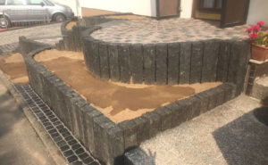 Granitmauer im Eingangsbereich