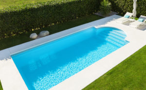 Individueller Swimmingpool im Garten