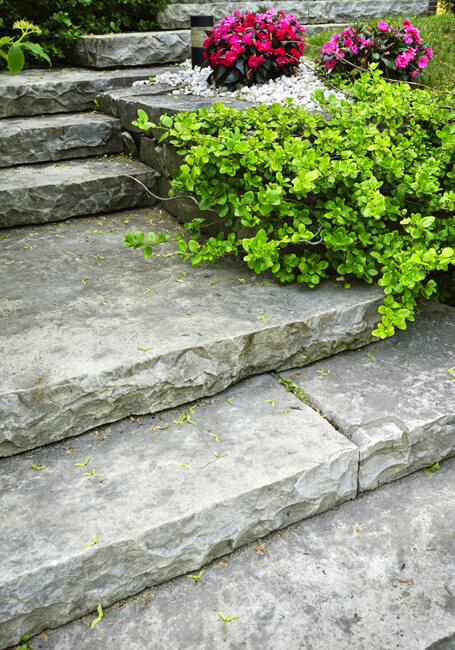 Natursteinarbeiten im Garten