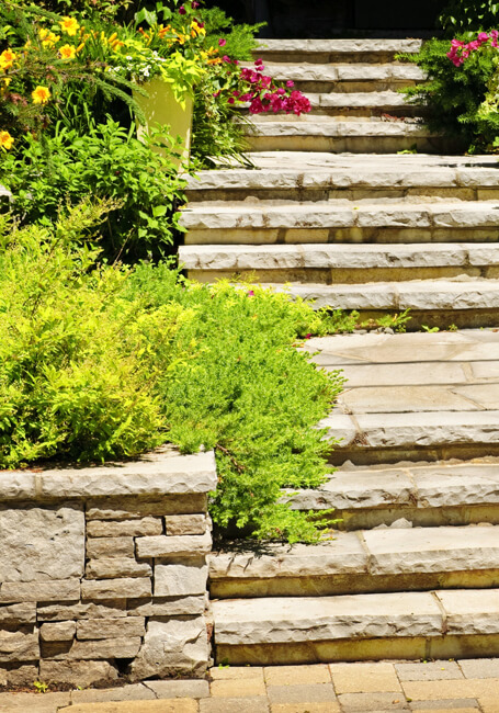 Natursteinmauer mit Treppe