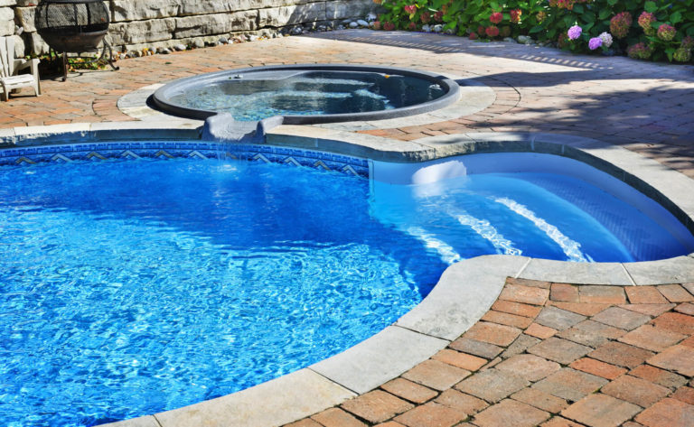 Swimmingpool Bau und Randgestaltung