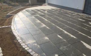 Terrasse - Gestaltung mit Steinfliesen und Granit