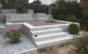 Terrasse mit Mauer und Stufen