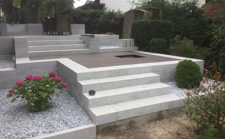 Terrasse mit Mauer und Stufen
