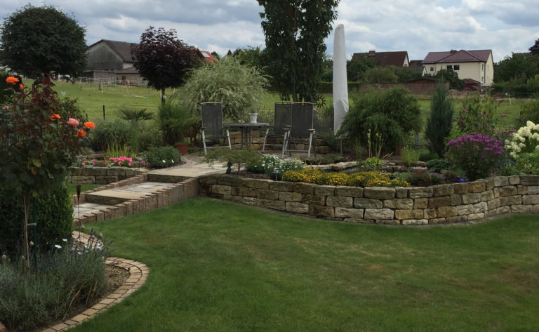Terrasse mit NTerrasse mit Naturstein Mauer und Beetenaturstein Mauer und Beeten