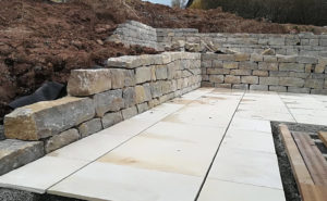 Trockenmauer im Garten aus Natursteinen